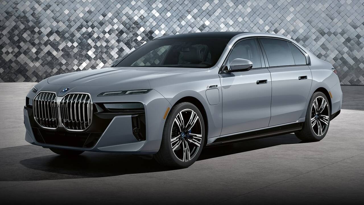 2024 BMW 7 Series Plug-In Hybrid parked front view
