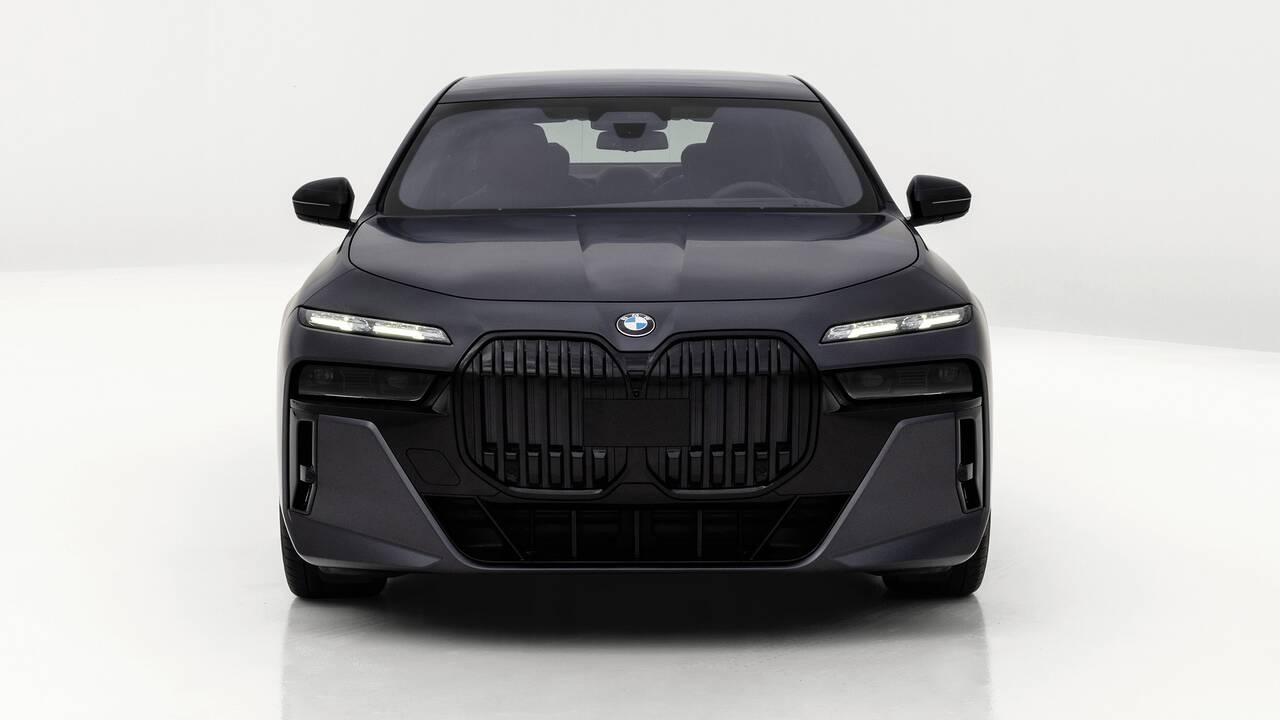 2024 BMW 760i xDrive front view closeup