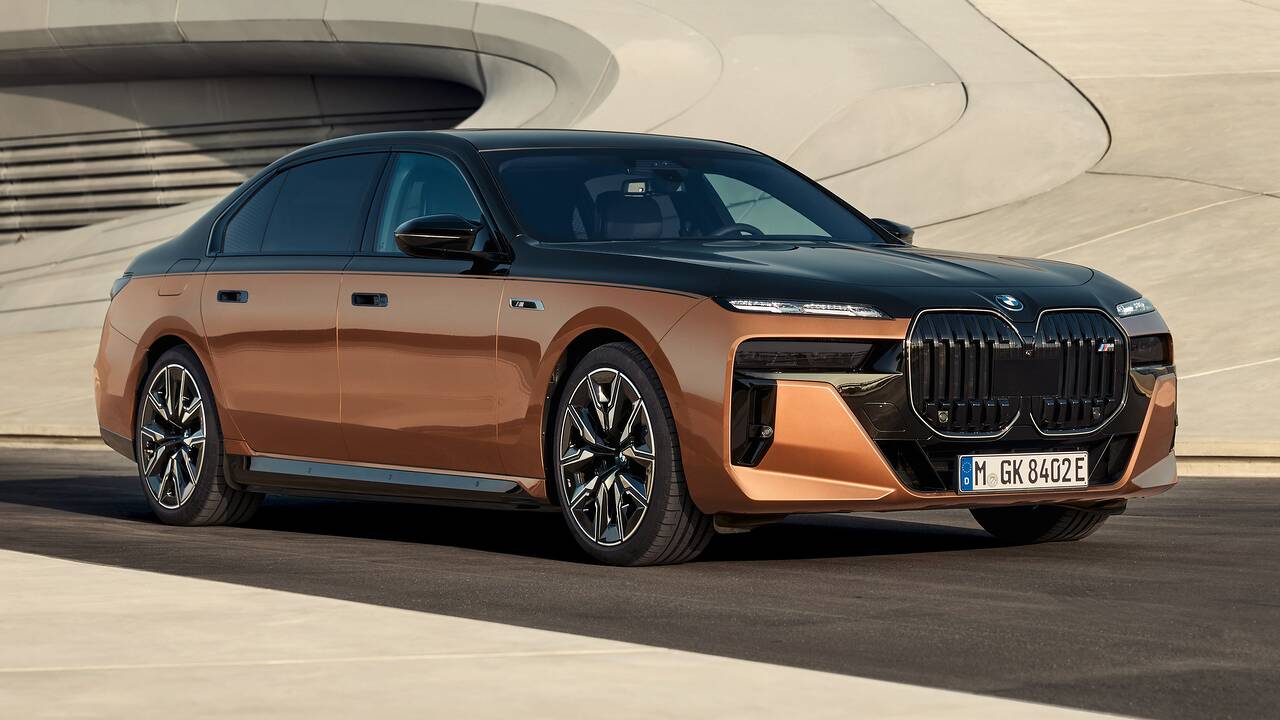 2024 BMW i7 M70 driving front view