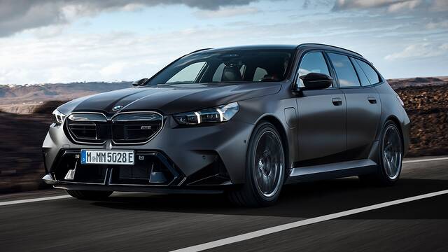 2025 BMW M5 Touring driving front view
