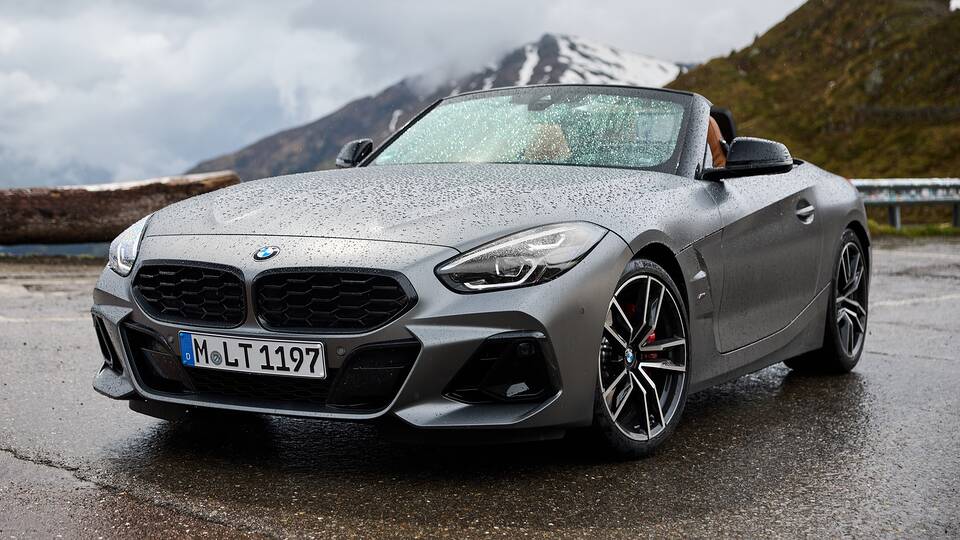2025 BMW Z4 M40i parked front view