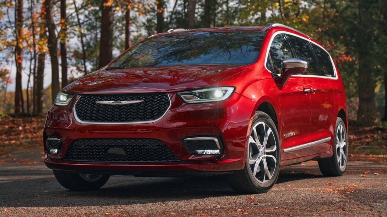 2024 Chrysler Pacifica parked front view