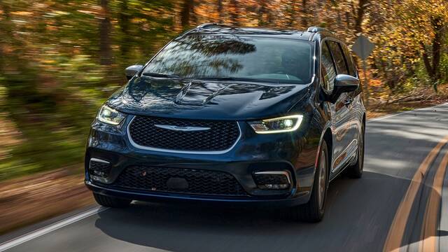2025 Chrysler Pacifica Plug-In Hybrid driving front view
