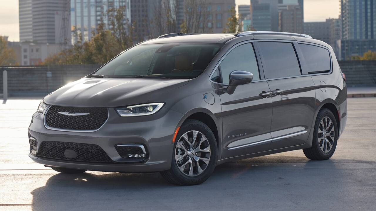 2025 Chrysler Pacifica Plug-In Hybrid parked front view