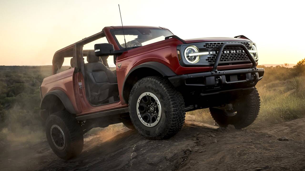 2024 Ford Bronco Badlands parked front view