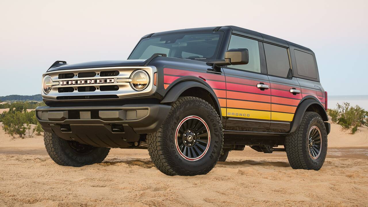 2025 Ford Bronco Free Wheeling parked front view