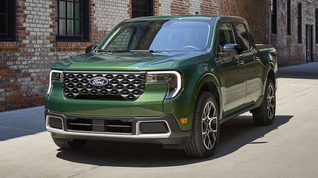2025 Ford Maverick Lariat parked front view