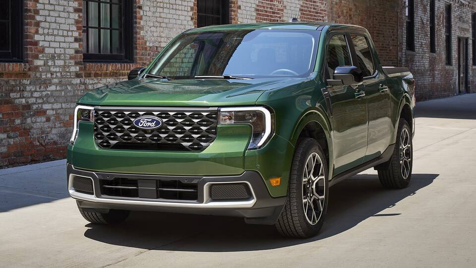 2025 Ford Maverick Lariat parked front view