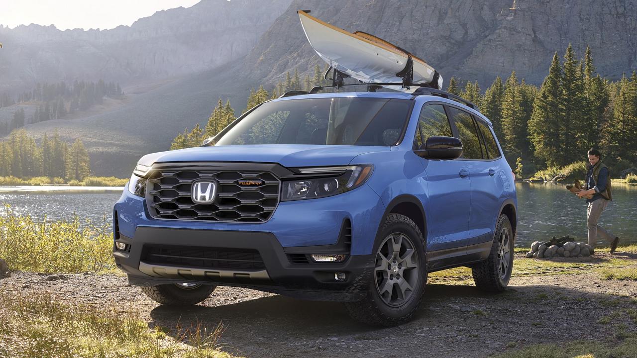 2025 Honda Passport TrailSport with a kayak on the roof