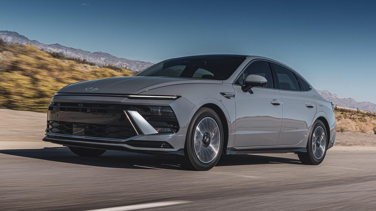 2024 Hyundai Sonata Hybrid driving front