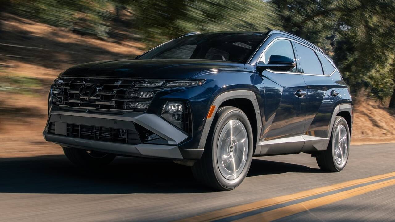 2025 Hyundai Tucson Hybrid driving front view