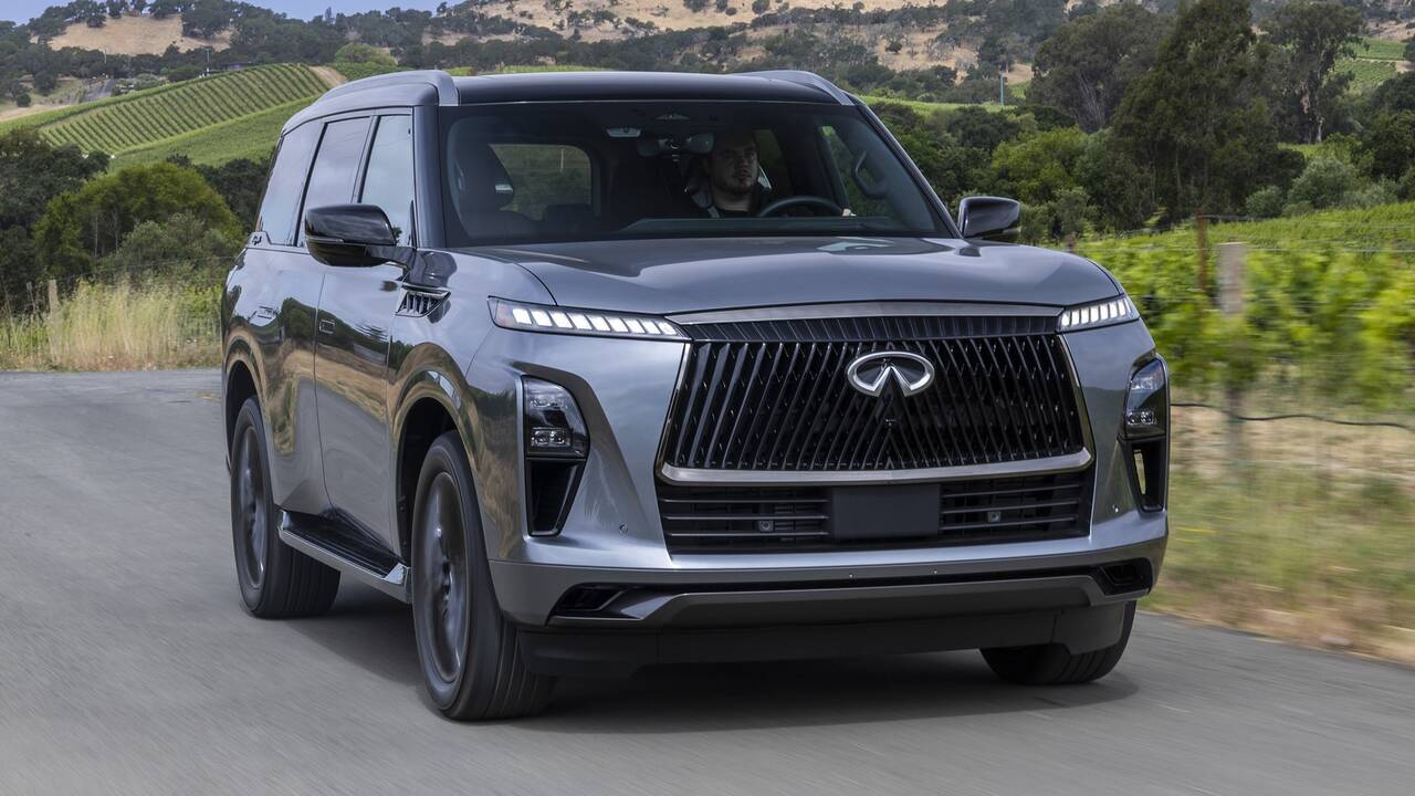 2025 Infiniti QX80 driving front view