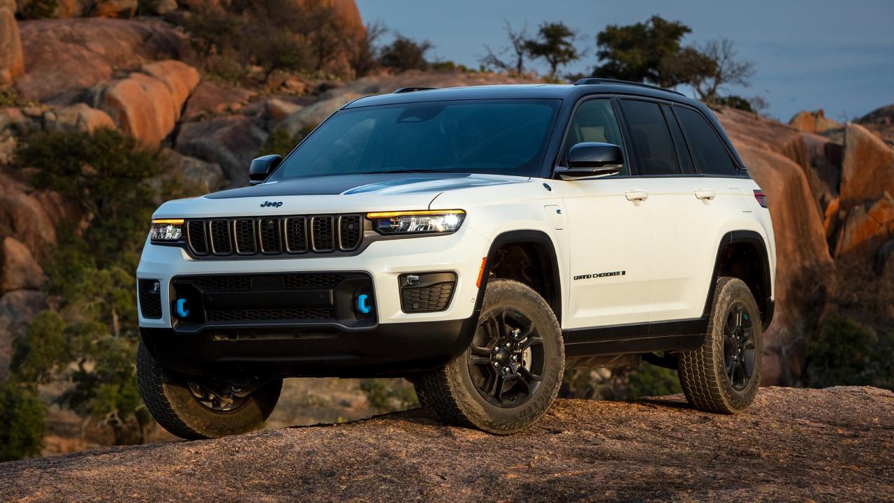 2024 Jeep Grand Cherokee 4xe off-roading static front view