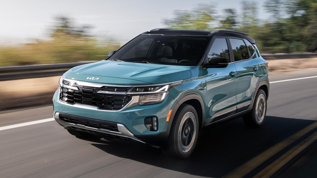 2025 Kia Seltos driving front view