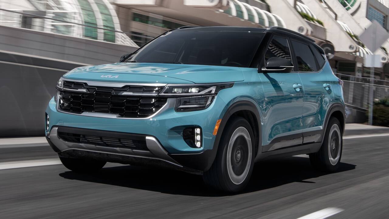 2025 Kia Seltos driving front view