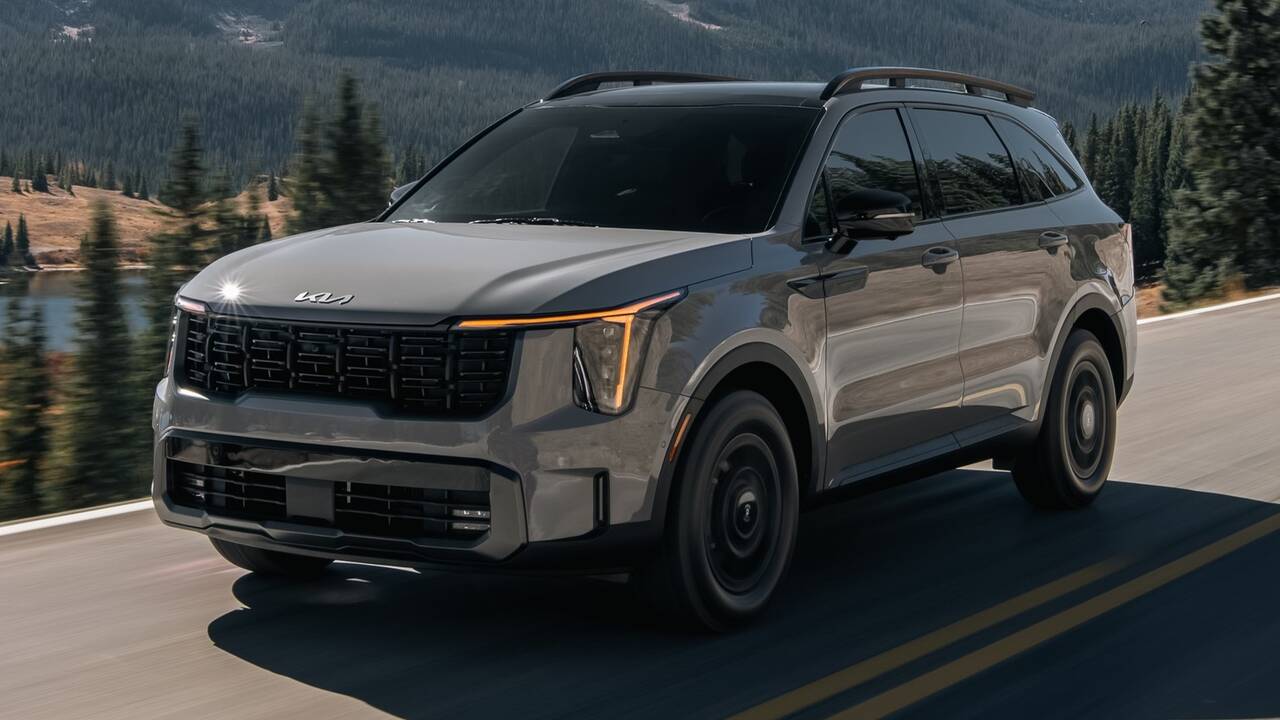 2025 Kia Sorento driving front view