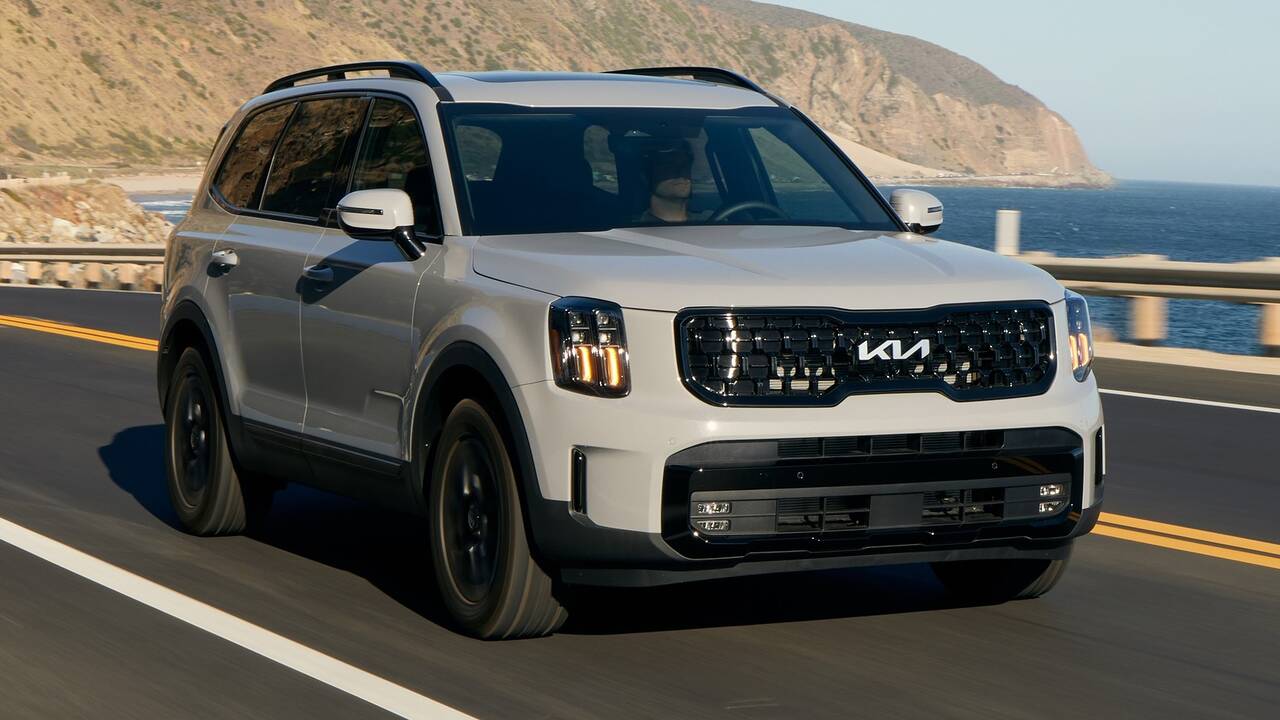 2025 Kia Telluride driving front view