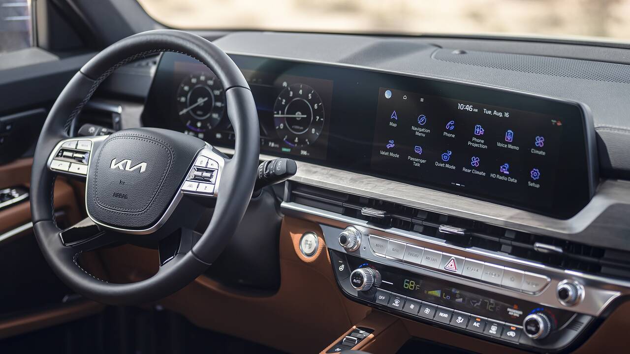 2025 Kia Telluride front interior infotainment screen
