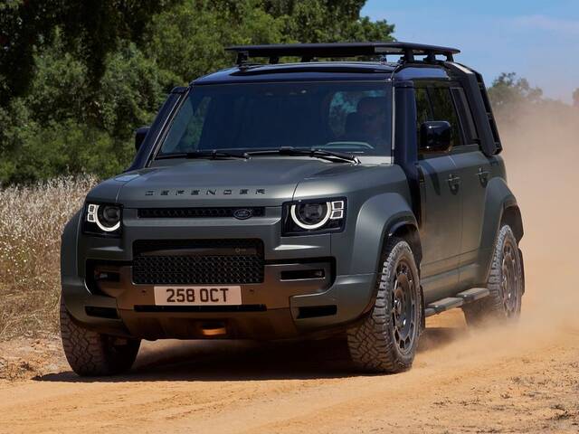 2025 Land Rover Defender Review, Ranking, Versions & Pricing | MotorDonkey