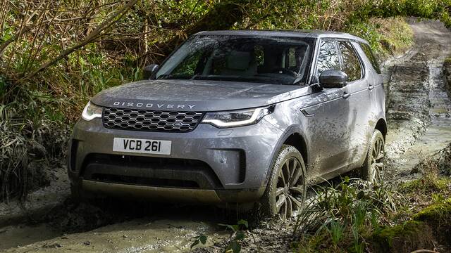 2025 Land Rover Discovery driving off road front view