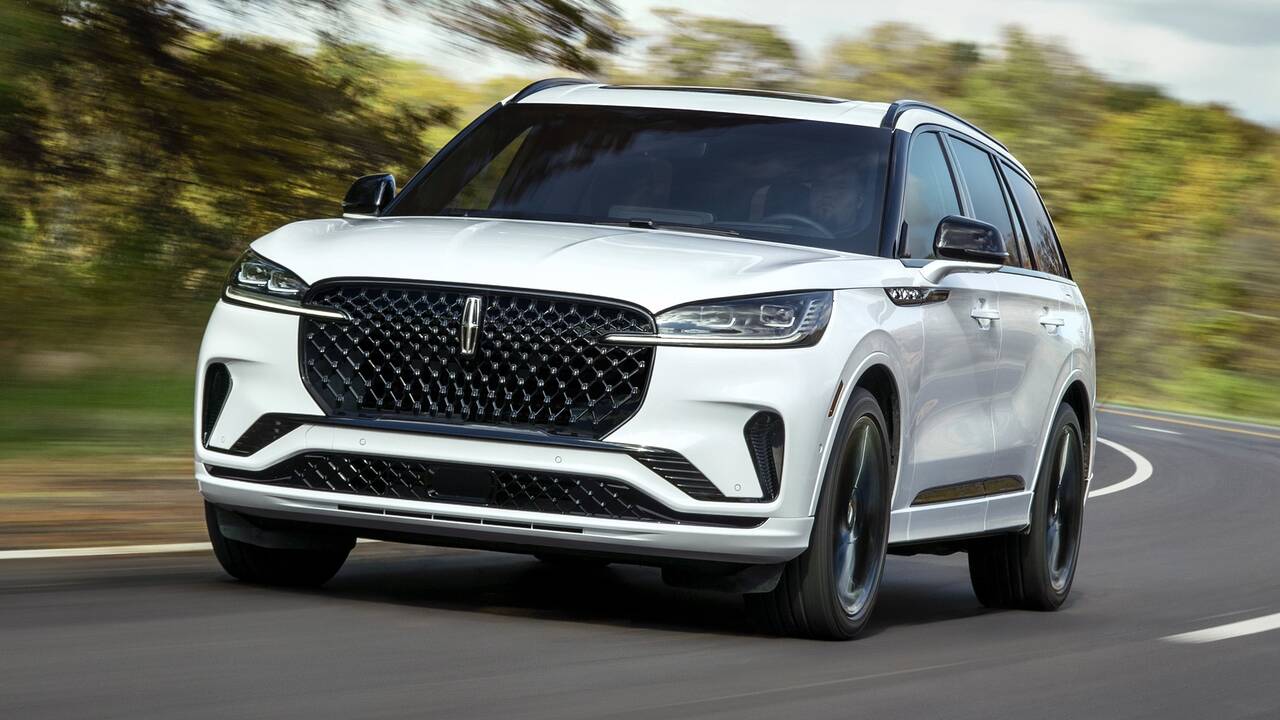 2025 Lincoln Aviator driving front view
