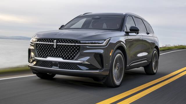 2024 Lincoln Nautilus driving front view