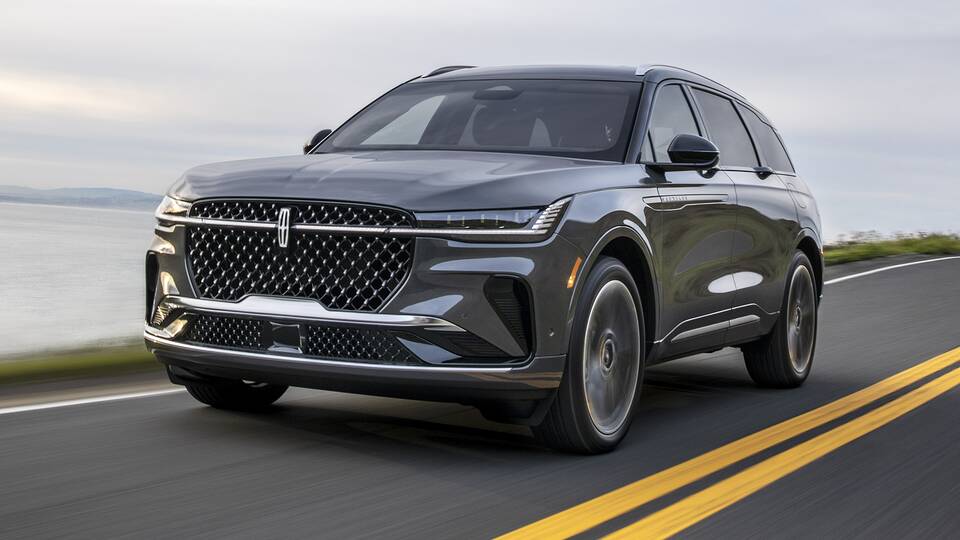 2024 Lincoln Nautilus driving front view