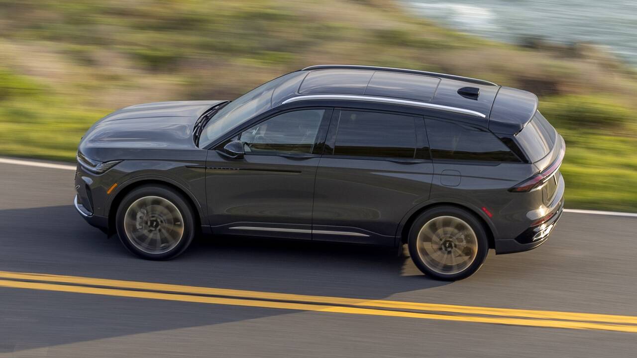 2024 Lincoln Nautilus driving side view