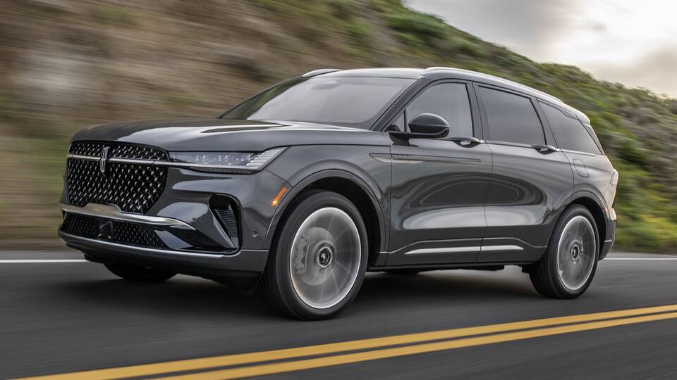 2024 Lincoln Nautilus Hybrid driving front view
