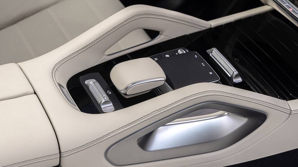 2025 Mercedes-Benz GLE center console