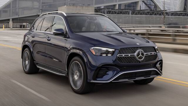 2025 Mercedes-Benz GLE Plug-In Hybrid driving front view