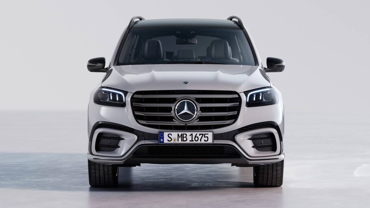 2025 Mercedes-Benz GLS 580 parked front view