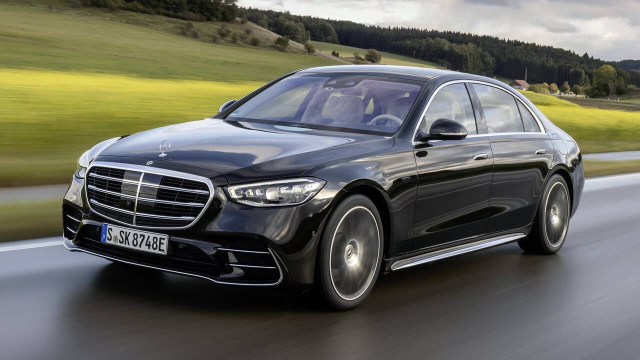 2024 Mercedes-Benz S580e PHEV driving front view