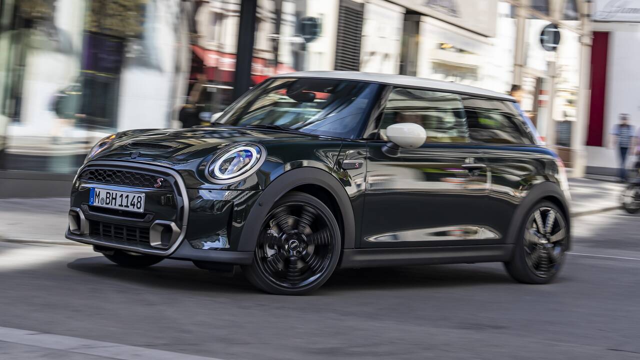 2024 Mini Cooper S Hardtop 2-Door driving front view