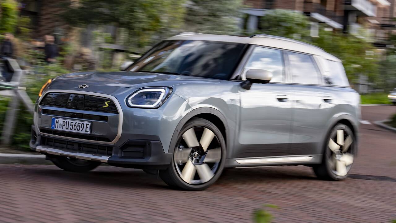 2025 Mini Countryman SE driving front view