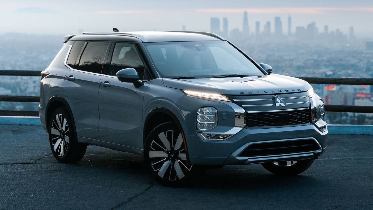 2025 Mitsubishi Outlander parked front view
