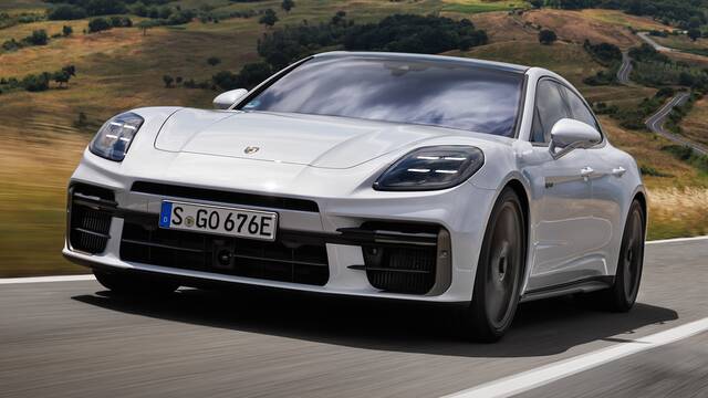 2025 Porsche Panamera 4S E-Hybrid driving front view