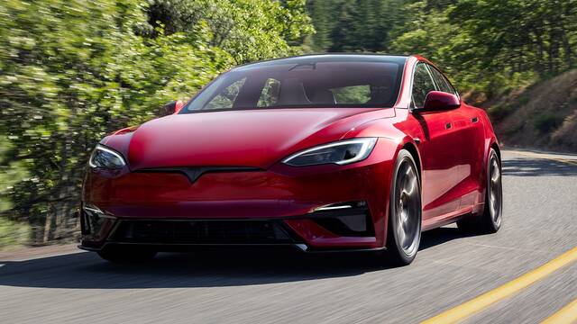 2025.5 Tesla Model S Plaid driving front view
