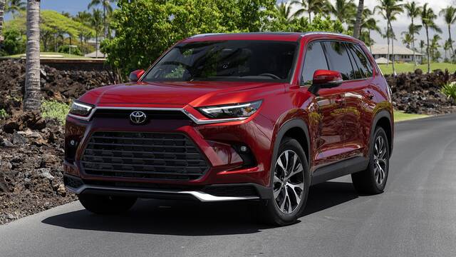 2024 Toyota Grand Highlander Hybrid Max parked front view