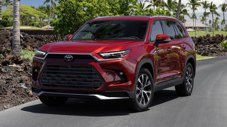 2024 Toyota Grand Highlander Hybrid Max parked front view