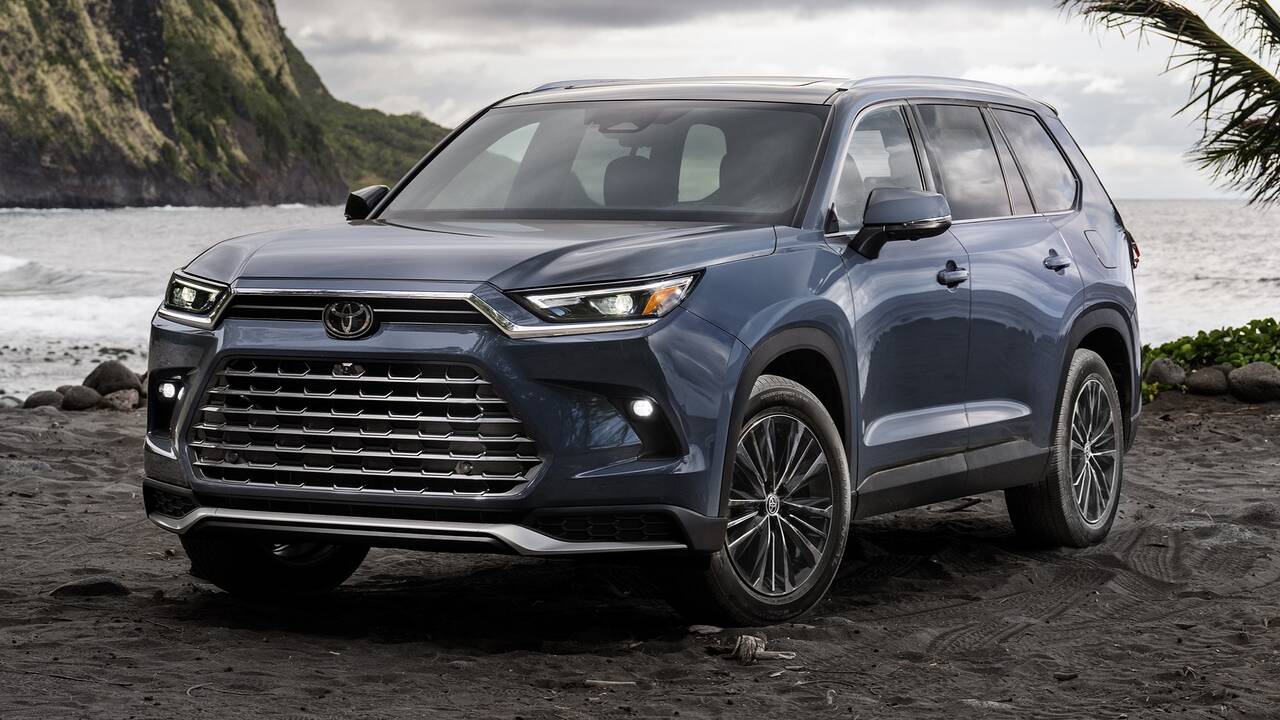 2024 Toyota Grand Highlander Platinum parked front view