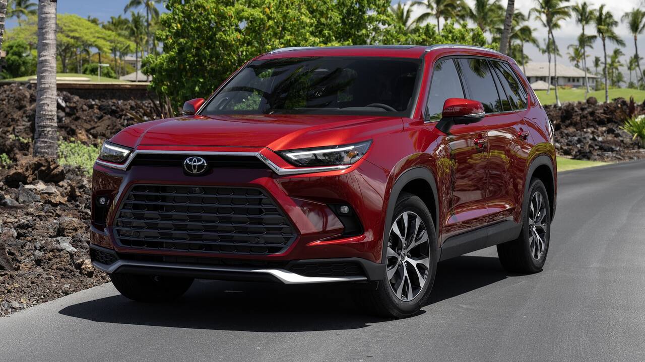 2025 Toyota Grand Highlander Hybrid Max parked front view