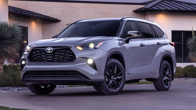 2024 Toyota Highlander Hybrid parked front view