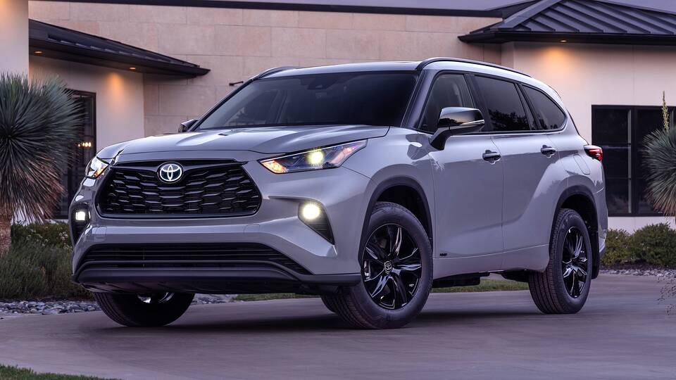 2024 Toyota Highlander Hybrid parked front view