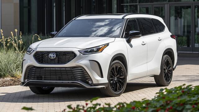 2024 Toyota Highlander Turbo parked front view