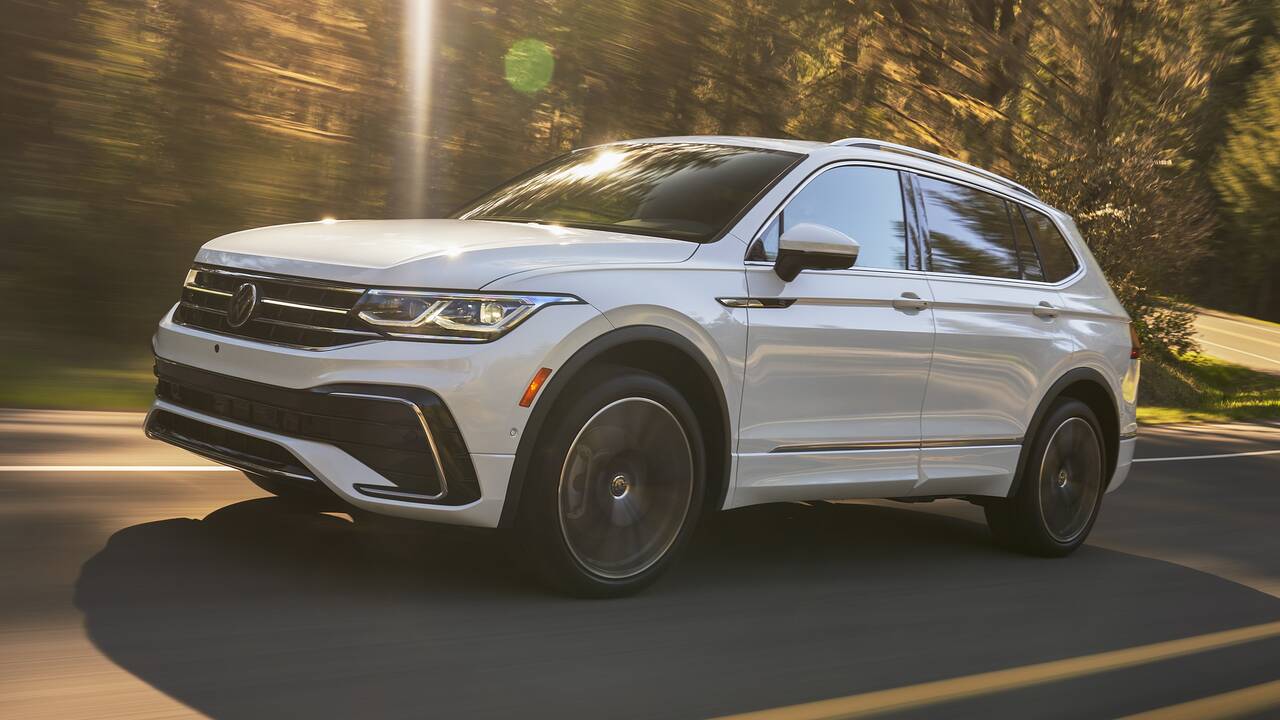 2024 Volkswagen Tiguan driving front view