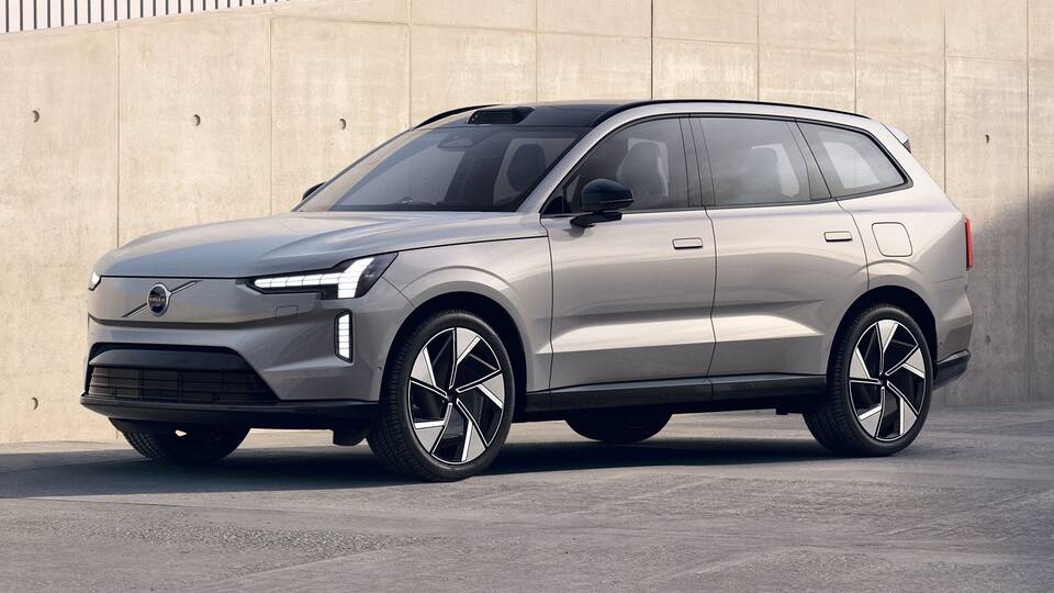 2025 Volvo EX90 parked front view