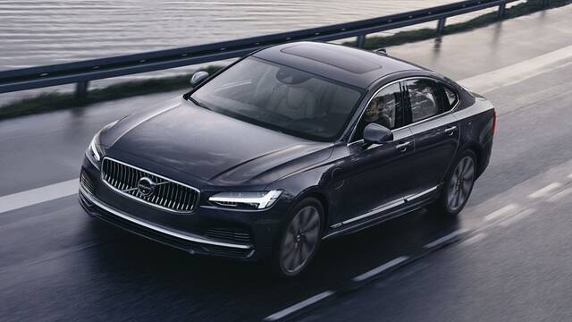 2024 Volvo S90 Recharge T8 PHEV driving front view