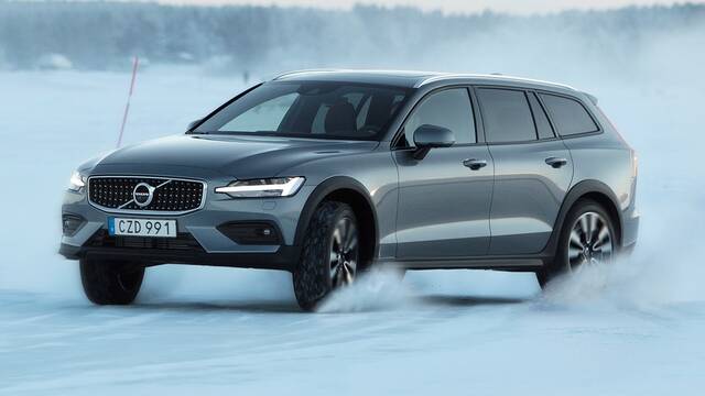2025 Volvo V60 Cross Country driving front view