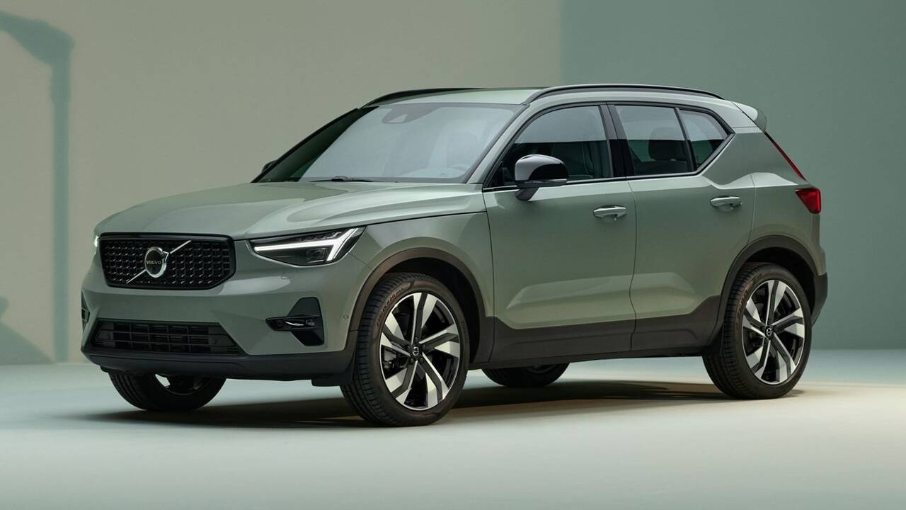 2024 Volvo XC40 parked front view